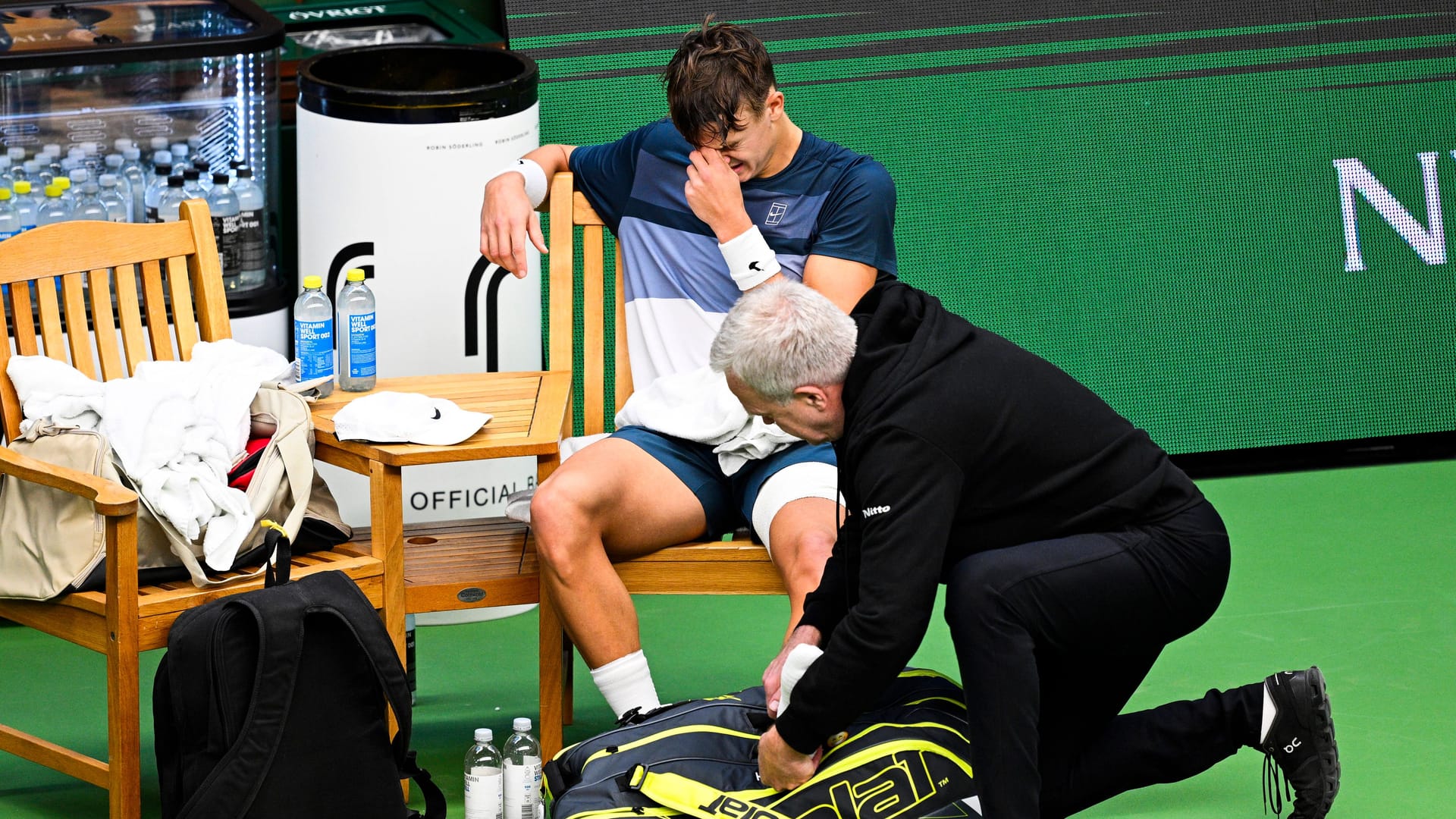 Completely distraught: Holger Rune is treated and sheds bitter tears.