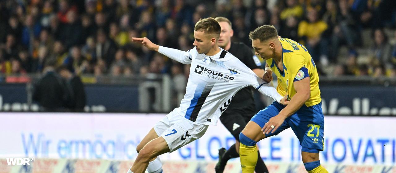 Paderborn's Filip Bilbija (l.) in a duel with Braunschweig's Sven Köhler