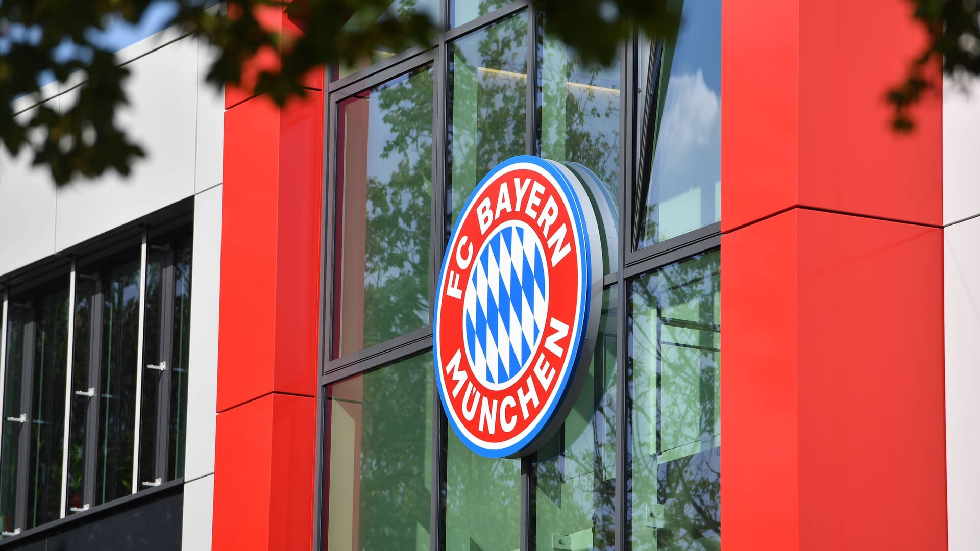 Club coat of arms at the FC Bayern office: The German record champions are the club with the largest number of members in the world.