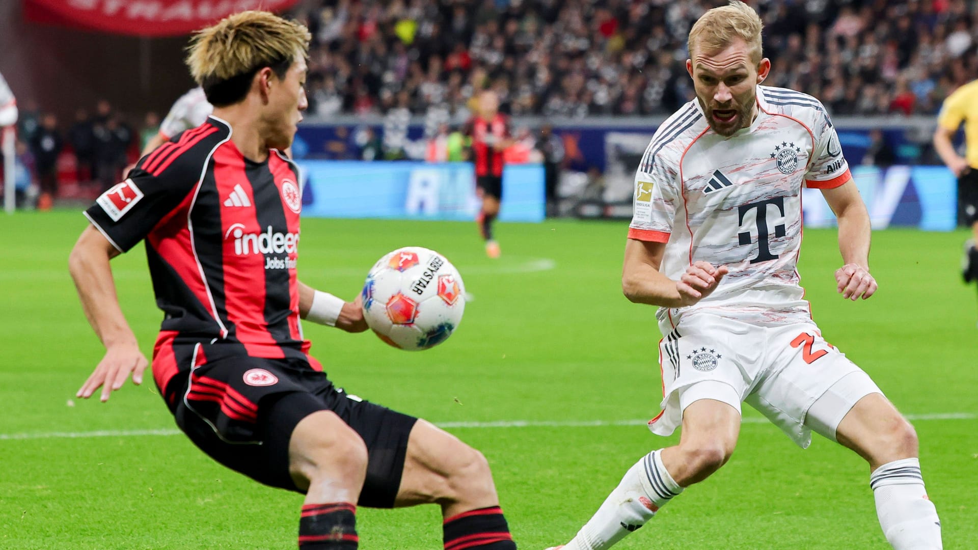 The scene in question: Frankfurt's dōan (left) the ball jumps on the hand, Bavaria's Laimer is outraged.