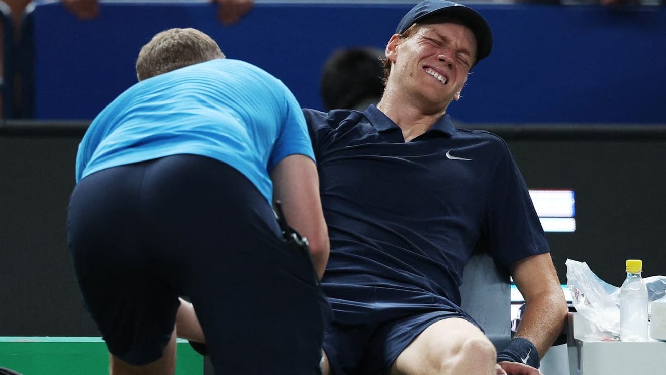 Jannik Sinner on the bench with a face -frowned face: the Italian had to cancel in Shanghai.