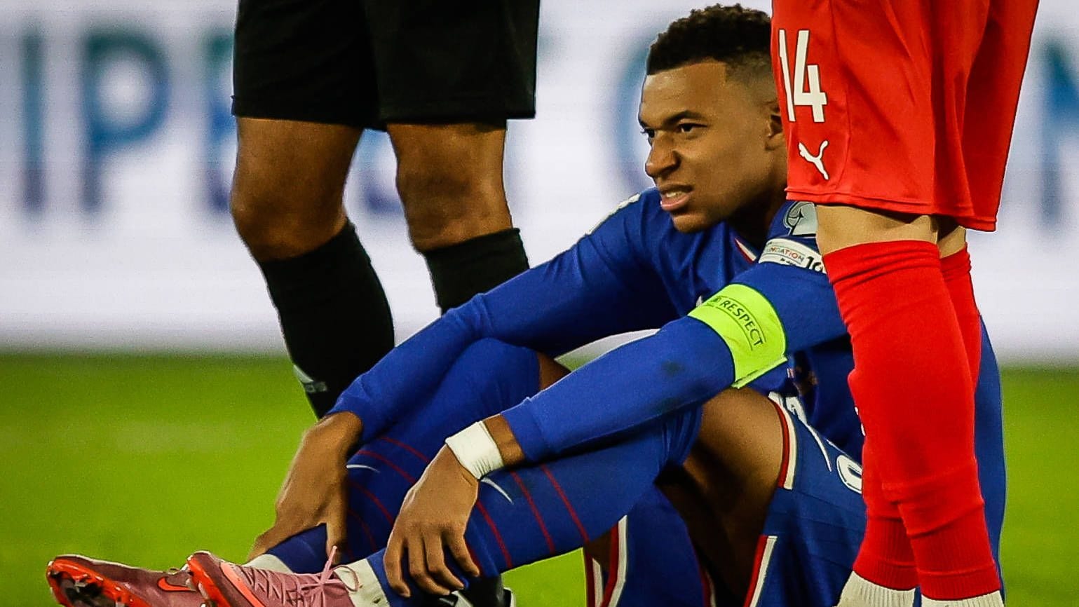 Kylian Mbappé on the ground: He suffered an ankle injury against Azerbaijan.