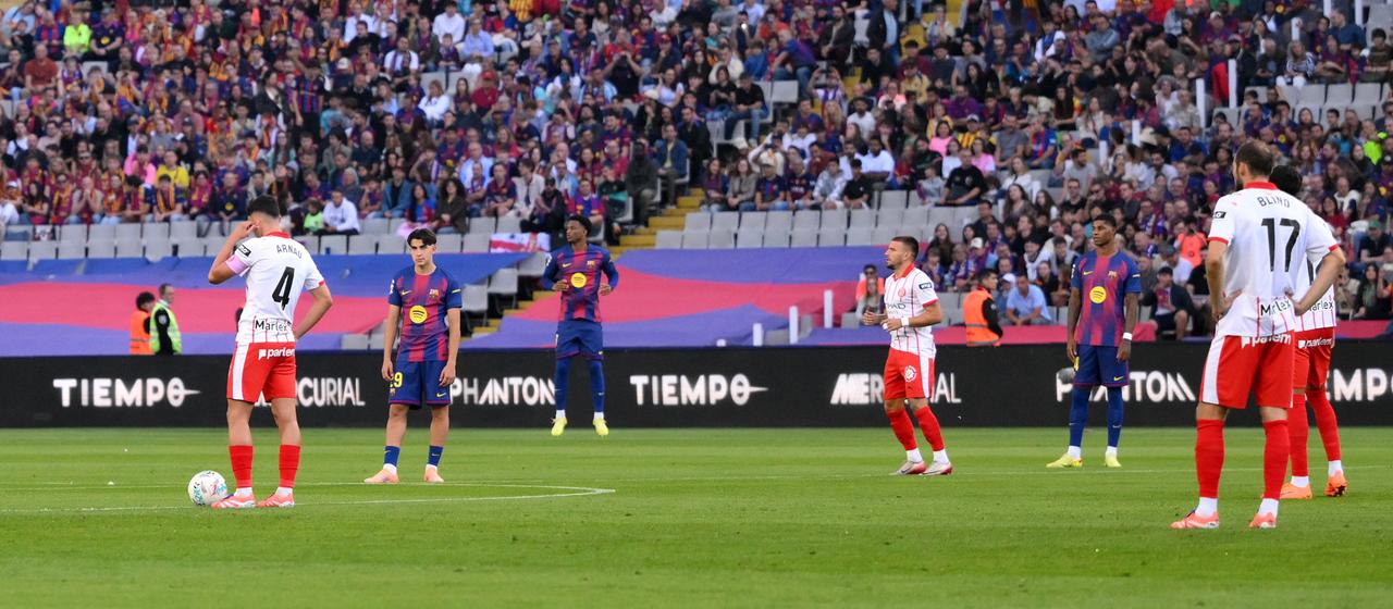 The players protest with a standstill in the game between Barcelona and Girona.
