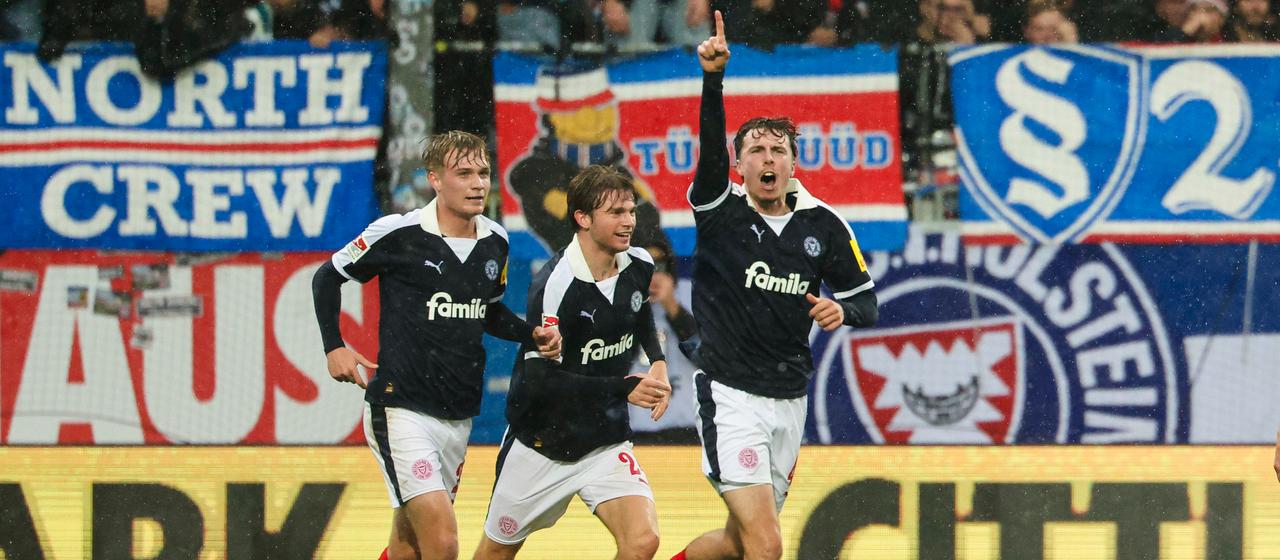Kiel's Louis Köster celebrates his goal against VfL Bochum