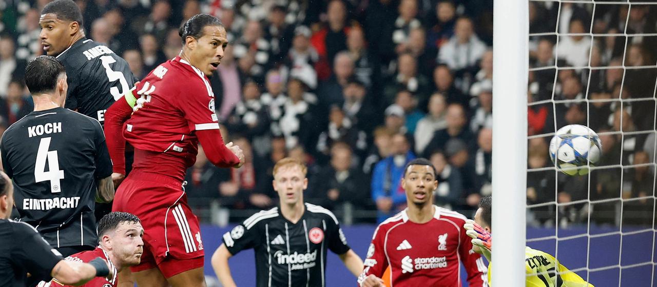Virgil van Dijk from Liverpool FC scores the 1:2 against Frankfurt