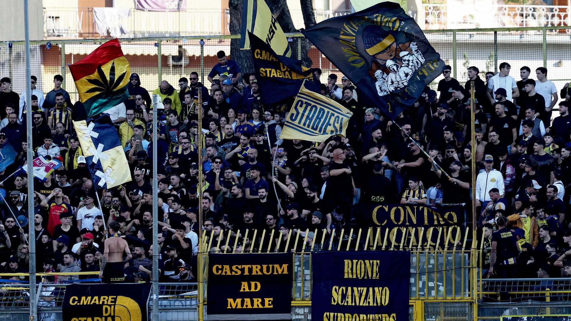 Passionate about it: Juve Stabia fans in the stands. Passionate about it: Juve Stabia fans in the stands.