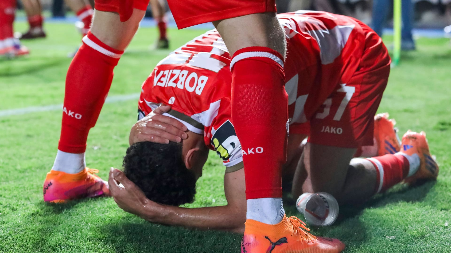 In cover: Mainz 'Bobzien on the ground after the mug throw.