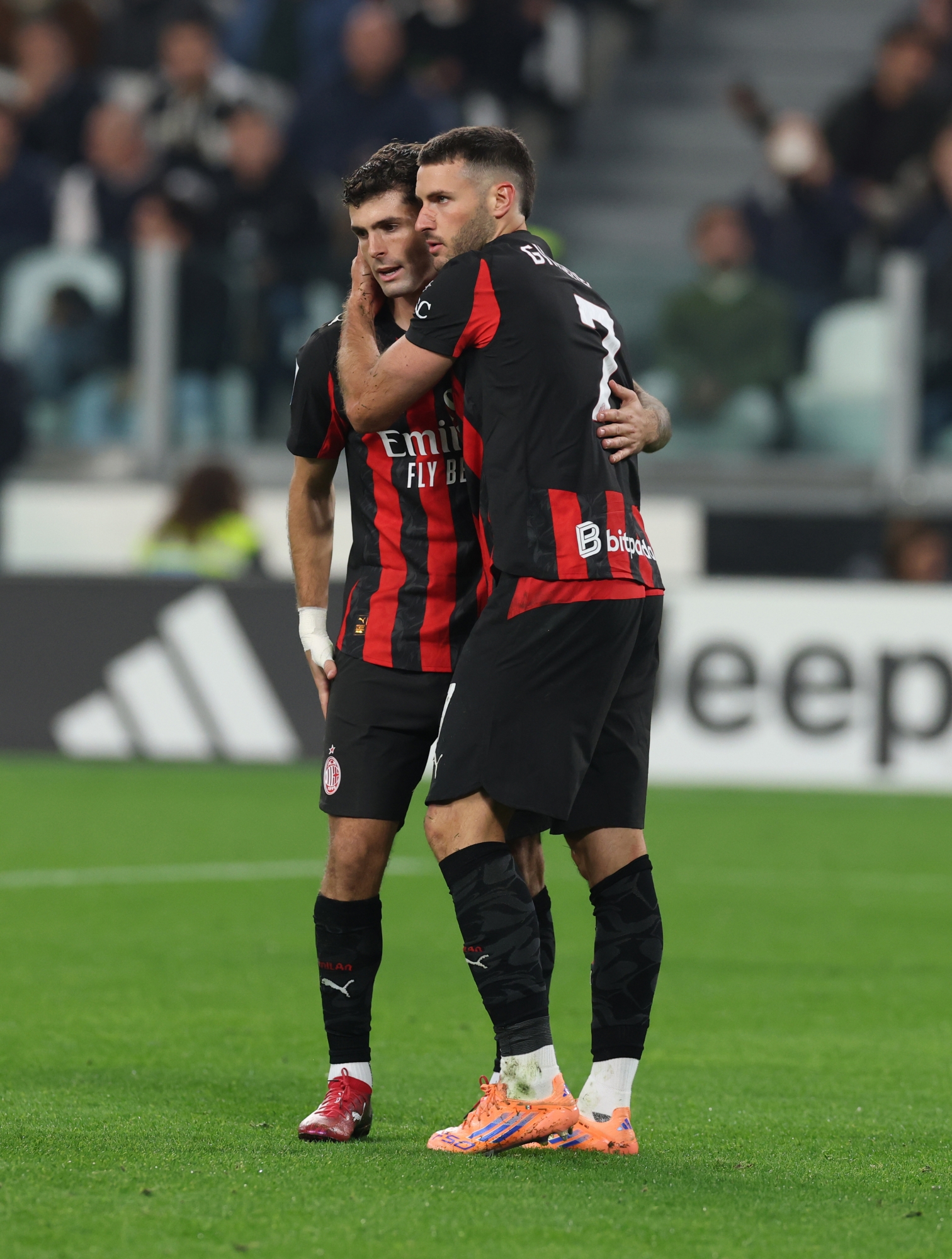 TURIN, ITALY - OCTOBER 05: Christian Pulisic of AC Milan reacts with Santiago Gimenez during the Serie A match between Juventus FC and AC Milan at Allianz Stadium on October 05, 2025 in Turin, Italy. (Photo by Claudio Villa/AC Milan via Getty Images)