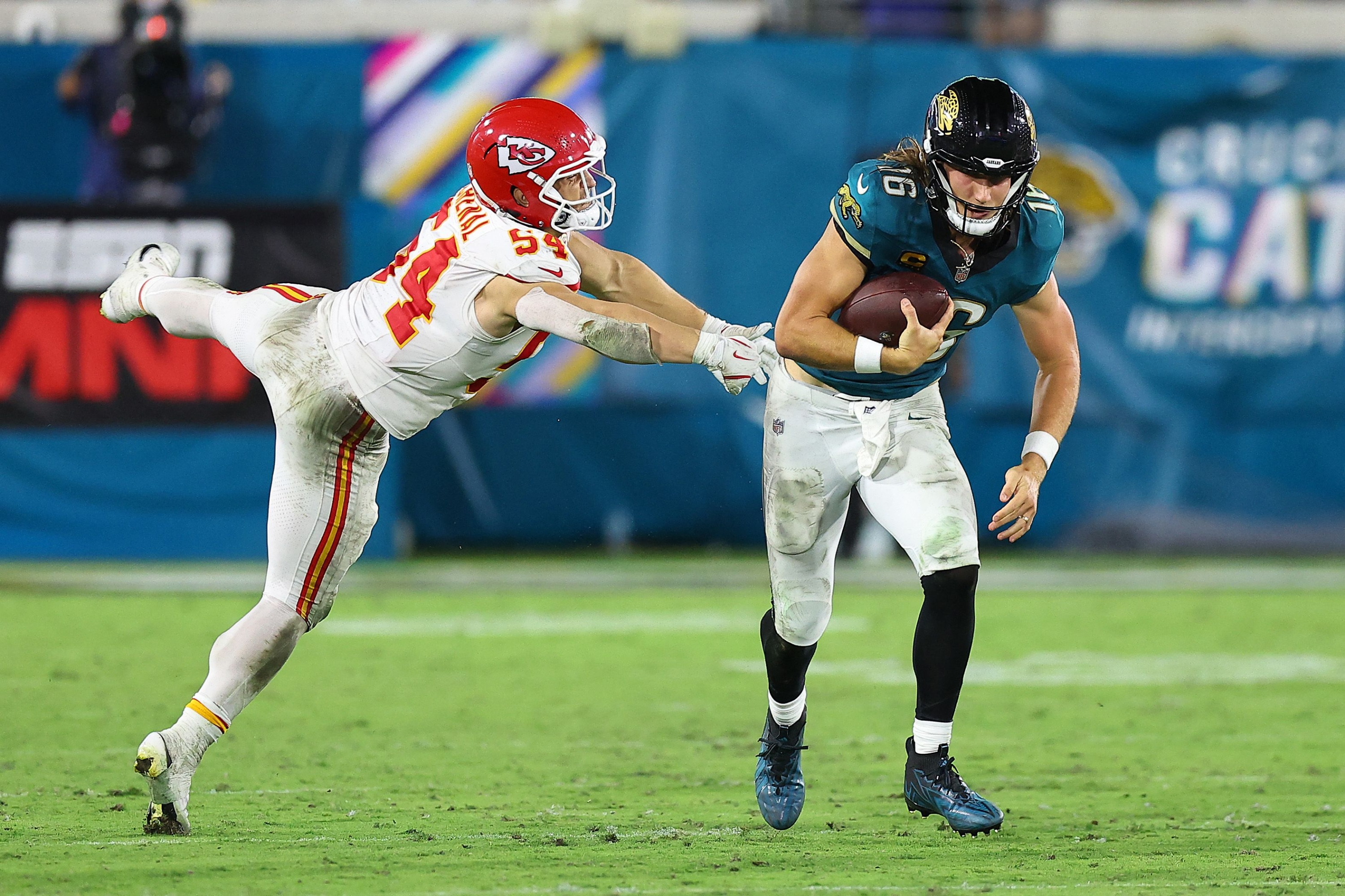 Jacksonville, Florida - Octaber 06: Trevor Lawrence #16 of the Jacksonville Jaguars Runs Against Leo Chenal #54 of the Kansas City Chiefs During the Fouting Quarter Averbank Stadium on October 06, 2025 in Jacksonville, Florida. Mike Carlson / Getty Images / AFP (Photo by Mike Carlson / Getty Images North America / Getty Images Via AFP)