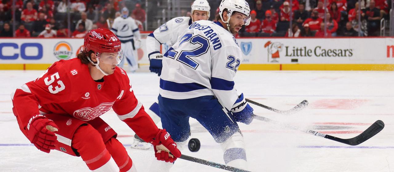 Detroit's Moritz Seider (l.) in the game against Tampa Bay