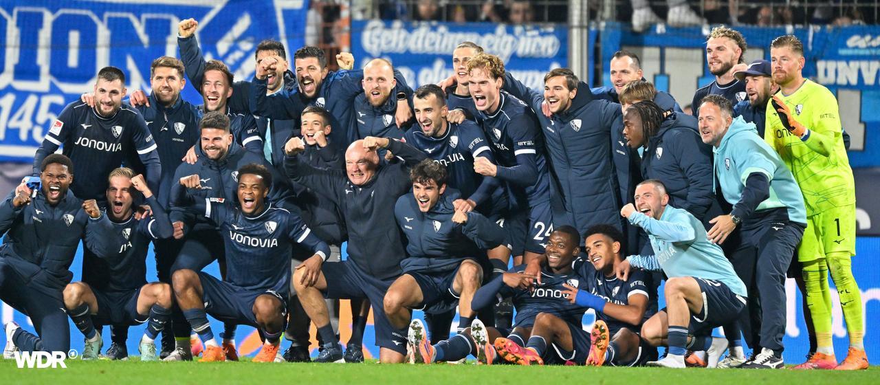 Bochum's coach Uwe Rösler celebrates the victory over Hertha BSC Berlin together with his team