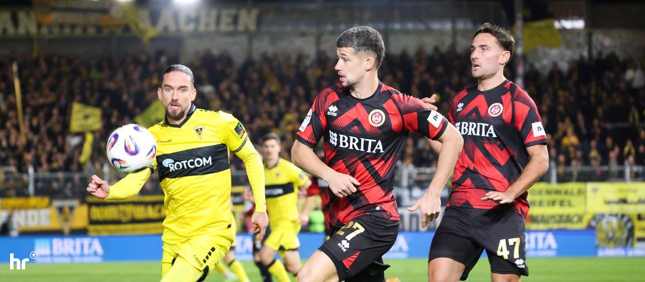 Jordy Gillekens and David Suarez from SVWW defend against Valmir Sulejmani from Aachen.