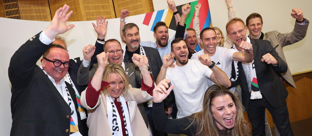 Markus Söder cheers together with athletes, politicians and officials 