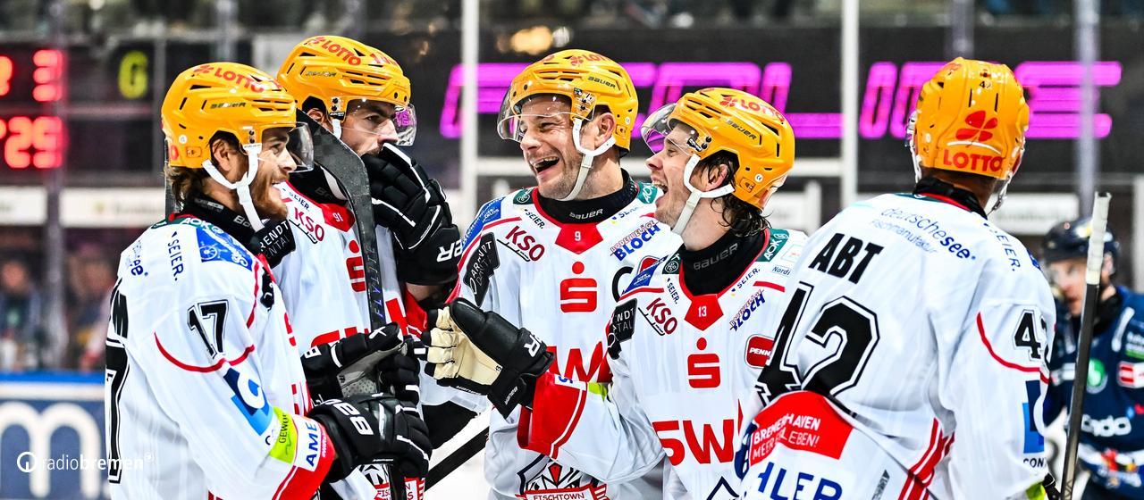 Fischtown Pinguins players celebrate a goal.