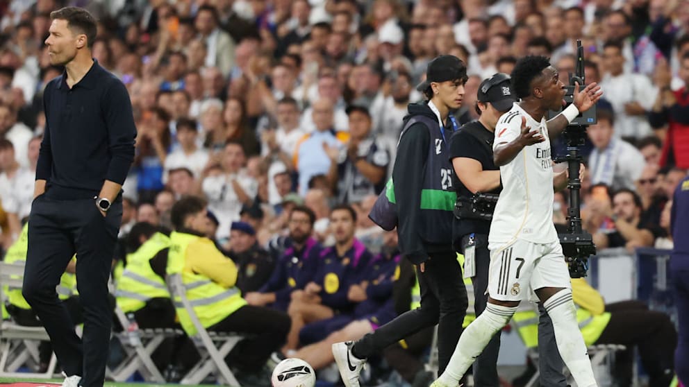 Deutliches Bild: Vinicius Jr. (r./25) beschwert sich lautstark nach seiner Auswechslung
