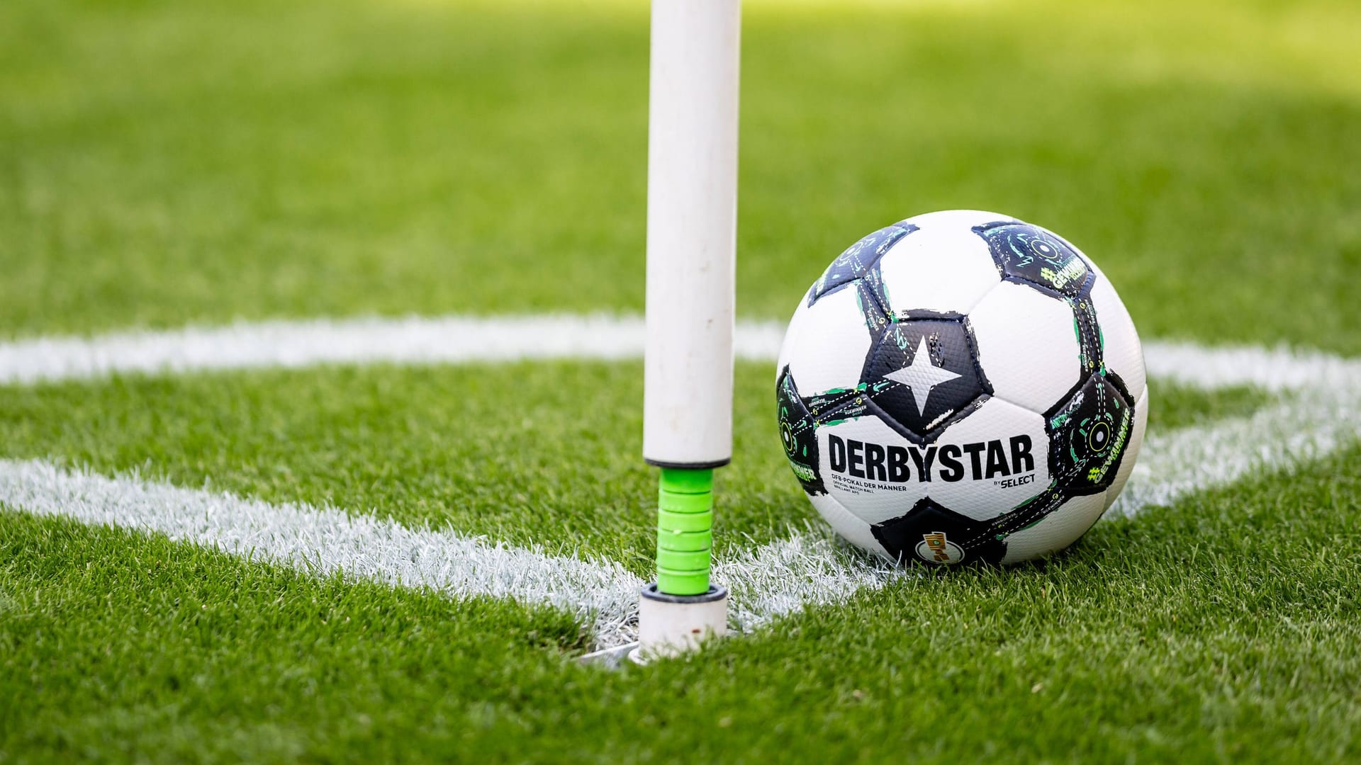 A soccer ball lies on a corner flag (symbolic image): A club in the Netherlands has gotten creative.