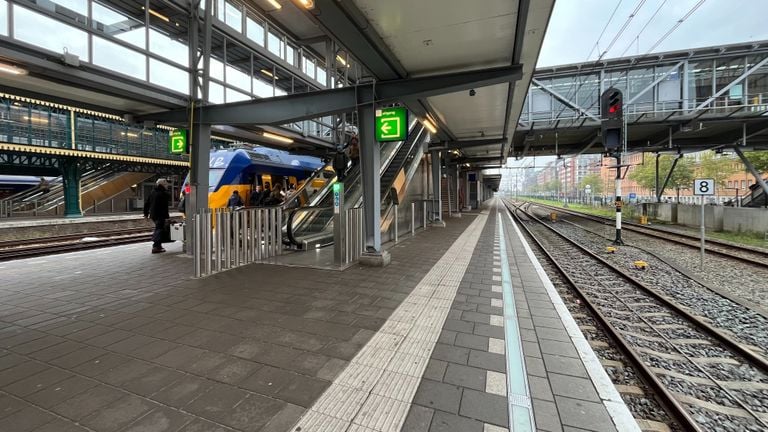 The narrowest platforms (6 and 7) are far too small for the number of travelers (photo: Megan Hanegraaf).