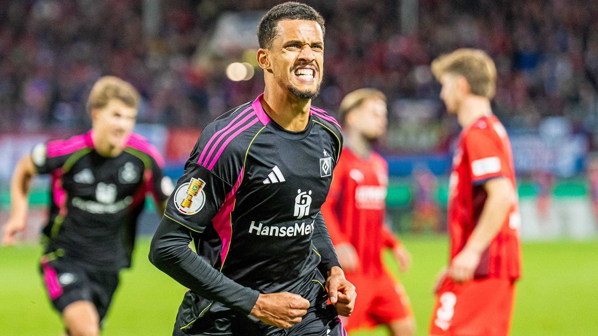 Robert Glatzel celebrates after his goal: The HSV striker became the late hero of the cup game with the winning goal in Heidenheim.