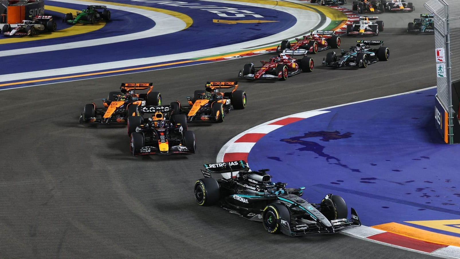 Scene at the start in Singapore: Mercedes-Pilot Russell (right) pulls away.