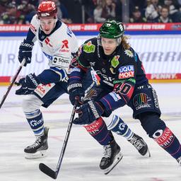 Schwenningen's Philip Feist (left) against Korbinian Geibel from the Eisbären | Imago/HMB-Media