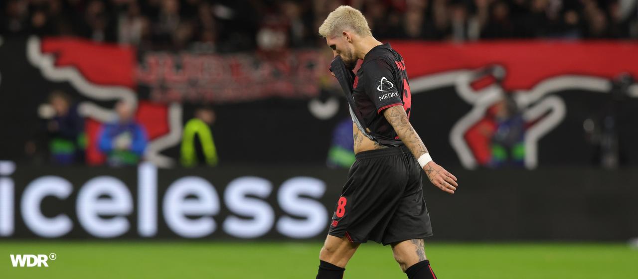 Robert Andrich leaves the pitch disappointed after receiving the red card