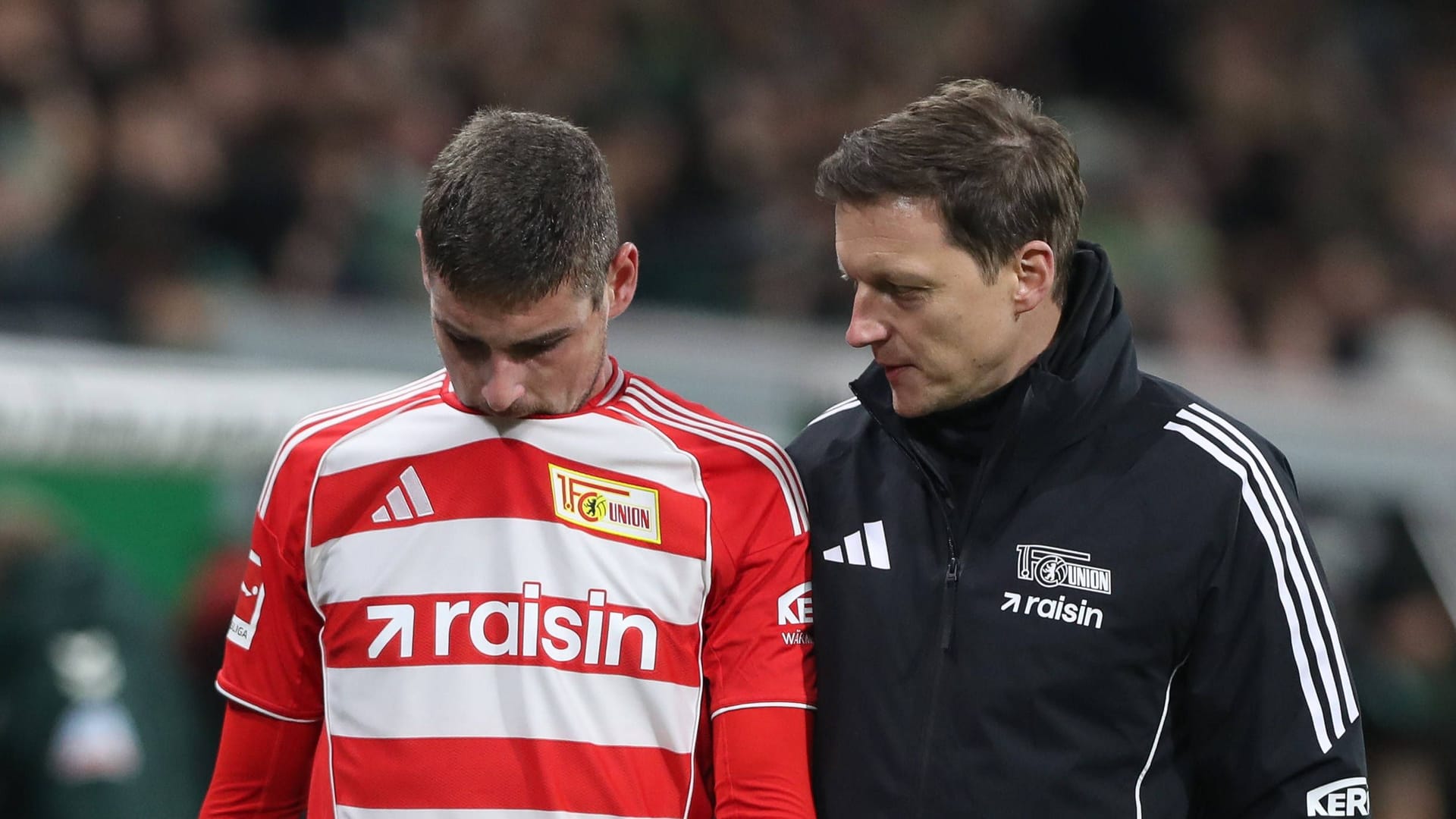 Andrej Ilić (l.) is brought off the pitch: he complained of health problems against Bremen.