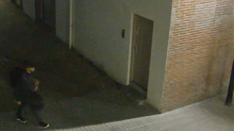 The intruder has obtained the loot (photo: Bureau Brabant).