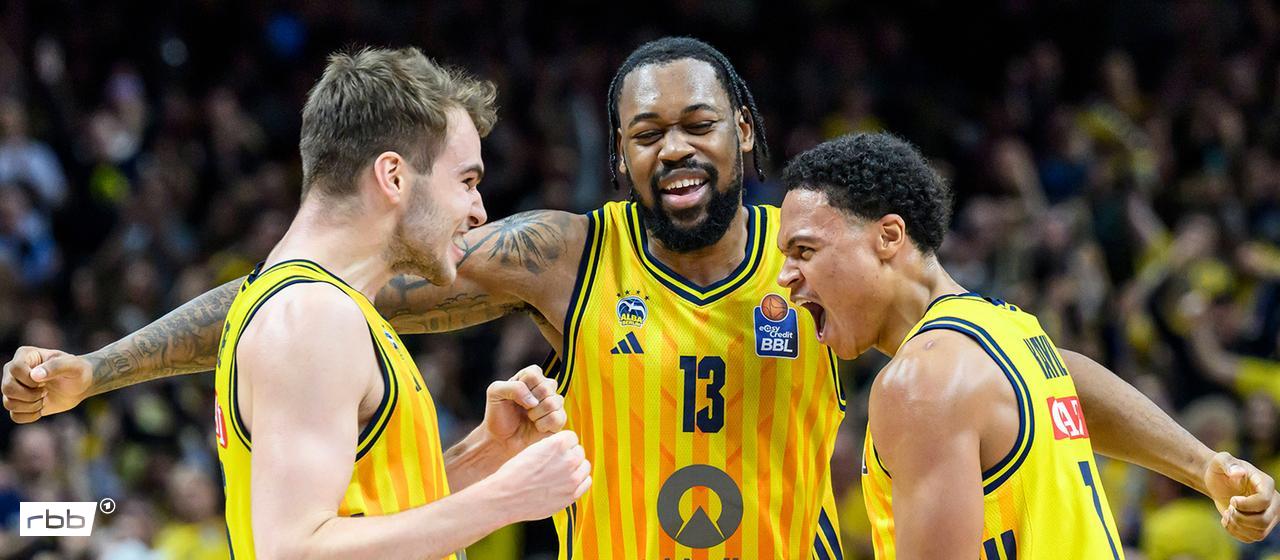 Malte Delow, JWan Roberts and Jack Kayil (Alba Berlin) celebrate after the win against Bayern (Source: IMAGO / HMB-Media)