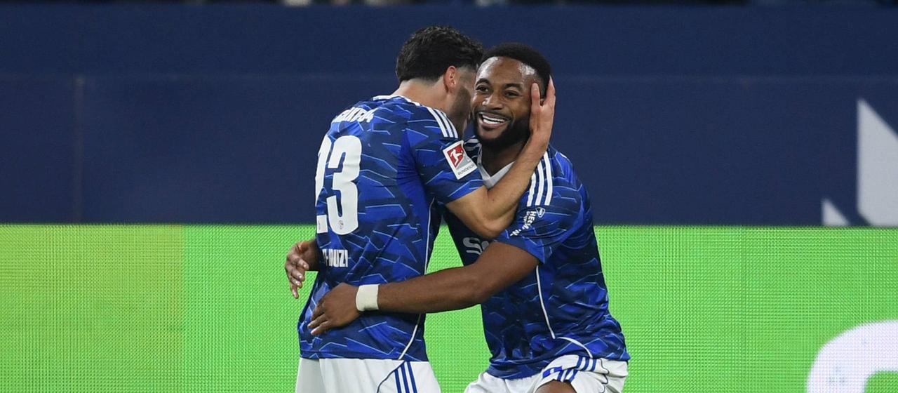 Schalke's Moussa Sylla celebrates his goal together with teammate Soufiane El-Faouzi