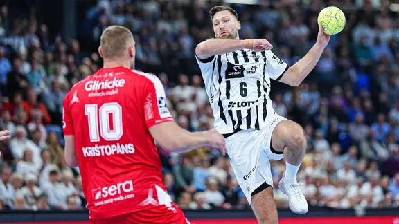 Harald Reinkind (THW Kiel) starts to throw