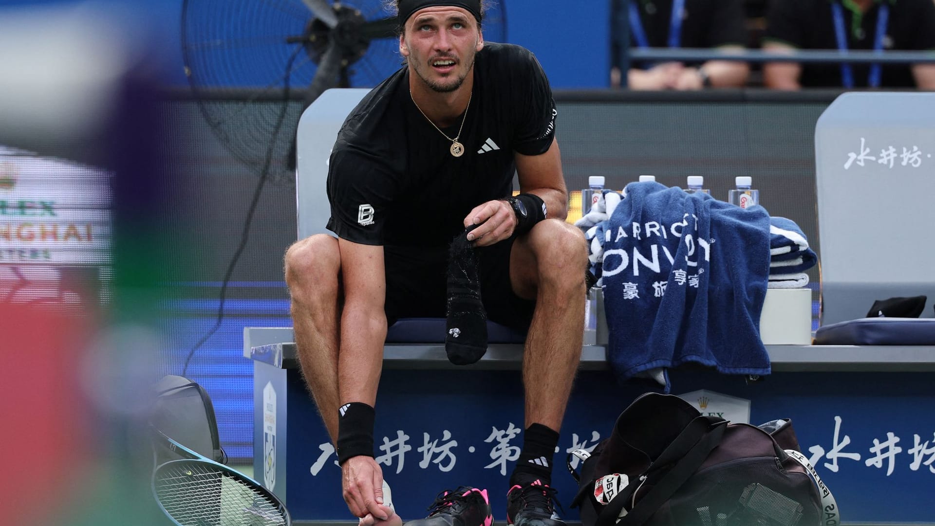 Alexander Zverev with pain: in Shanghai he still won his match.
