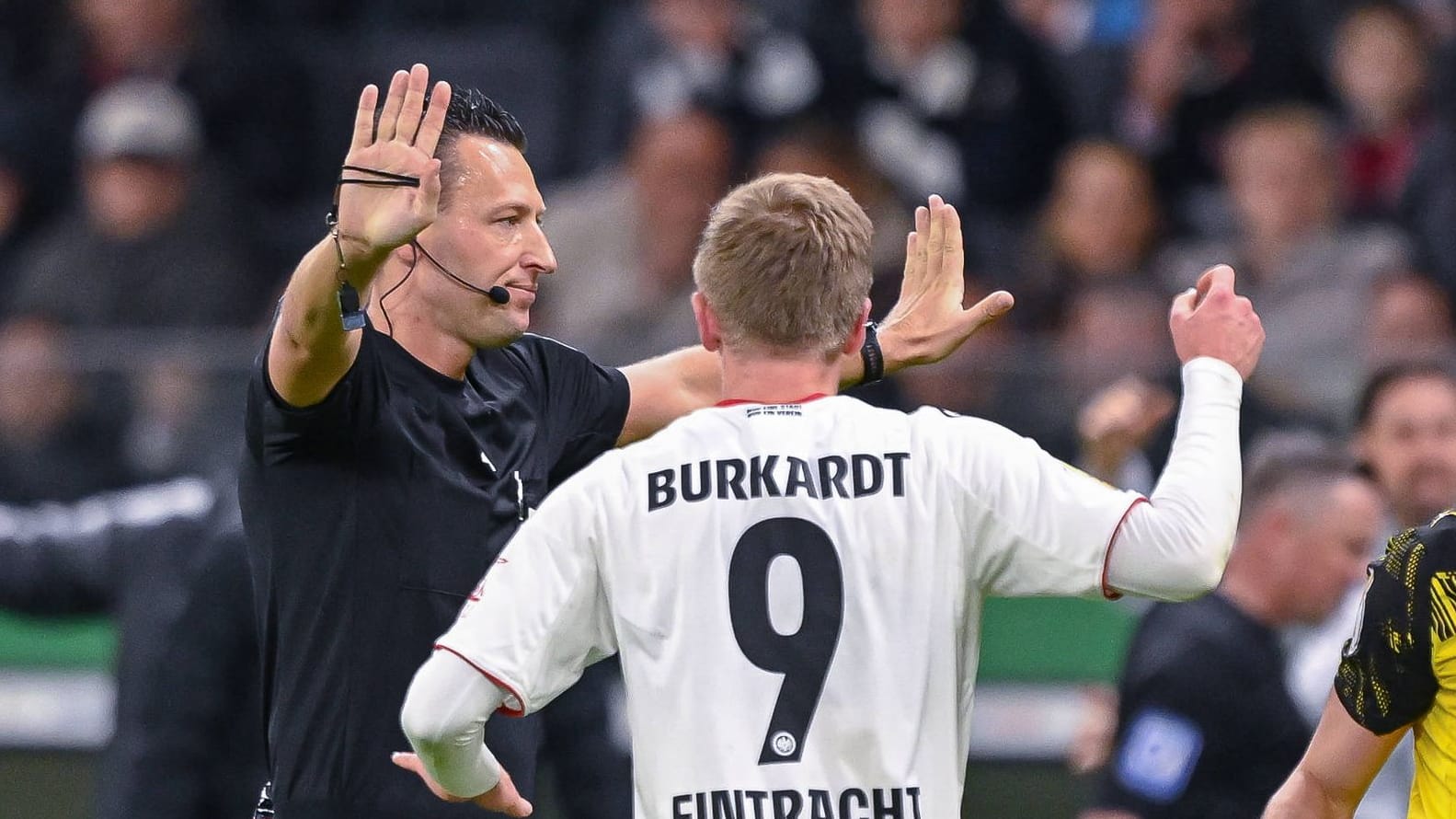 Referee Sven Jablonski and Jonathan Burkardt (from behind): The Frankfurt player scored in extra time, but the goal was disallowed.