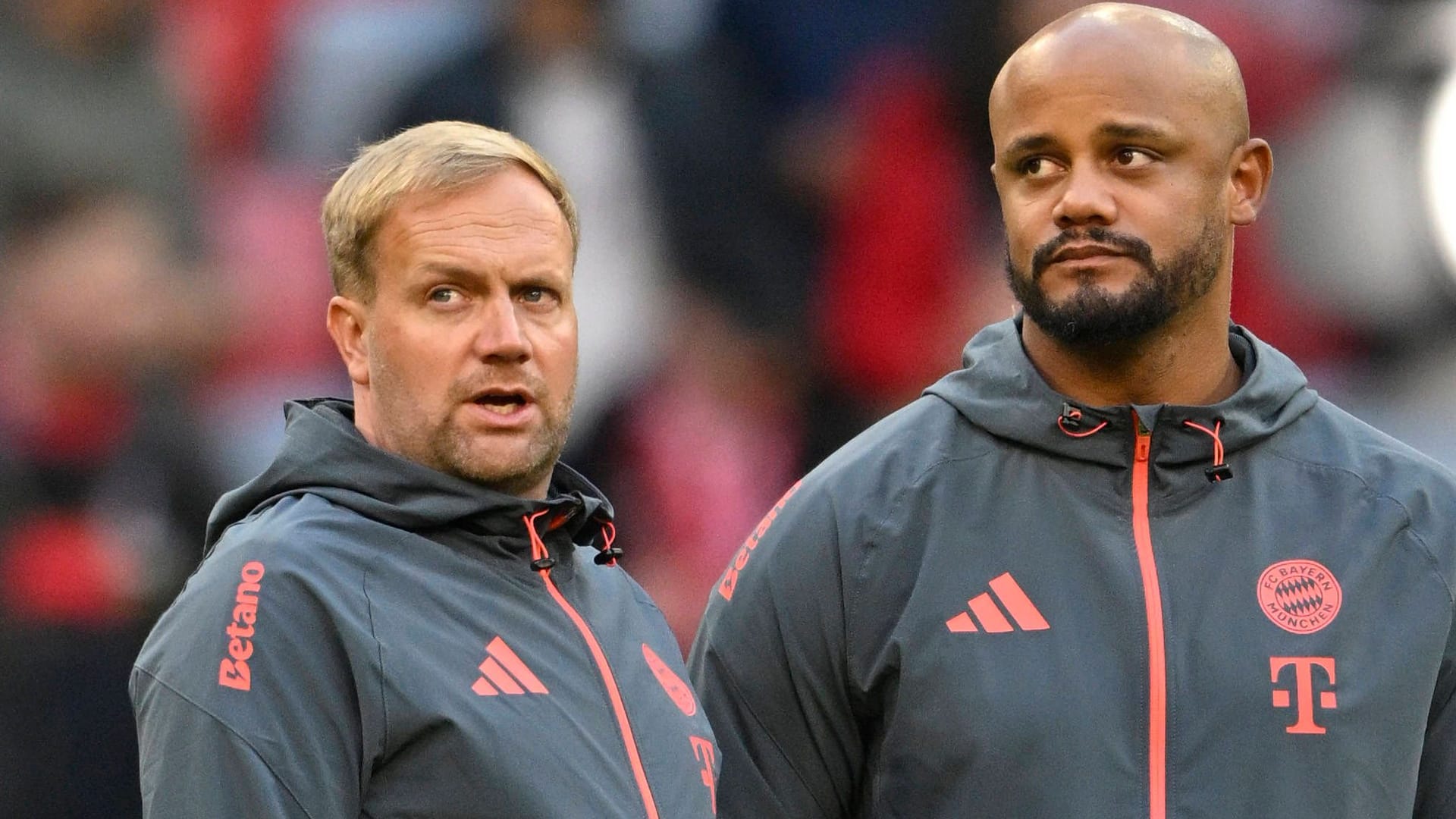 Aaron Danks (l.) next to Vincent Kompany: The Englishman is responsible for the standards at FC Bayern.