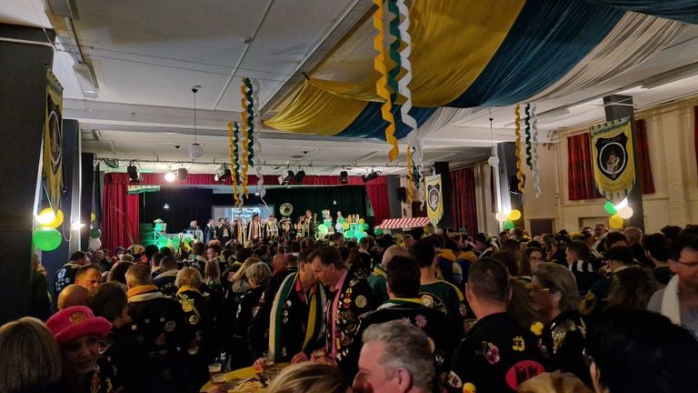 It is busy, everyone wants to know who the new Highness will be (photo: Tom Berkers).