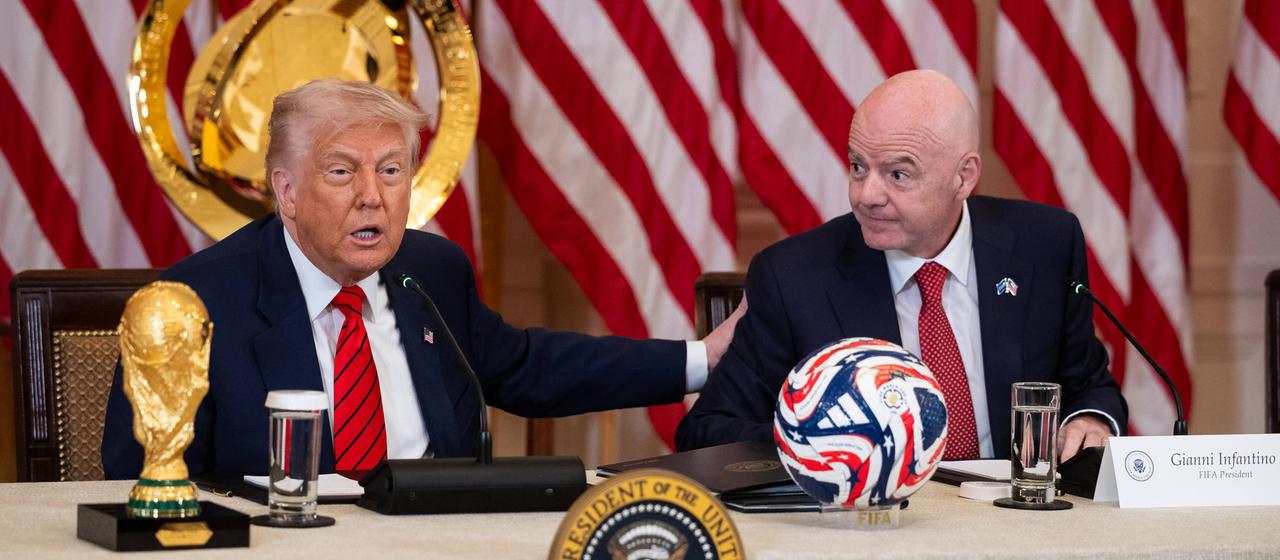 US President Donald Trump (l.) with FIFA President Gianni Infantino
