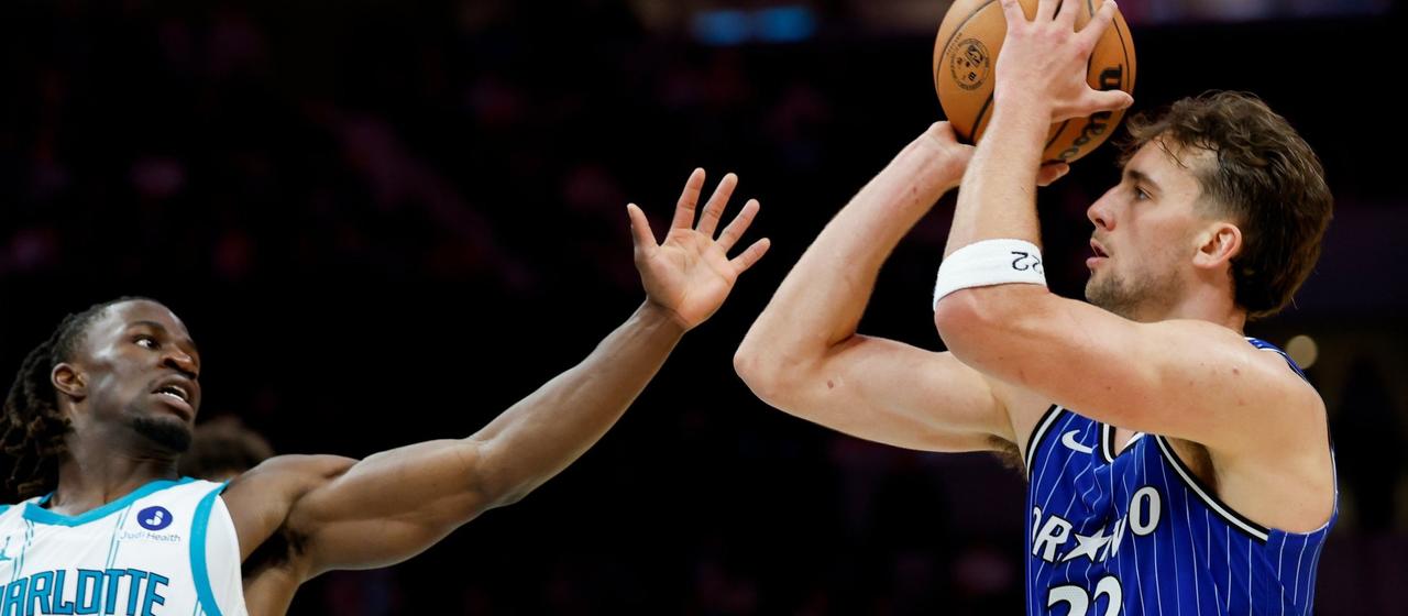 Franz Wagner (r.) throws against Sion James
