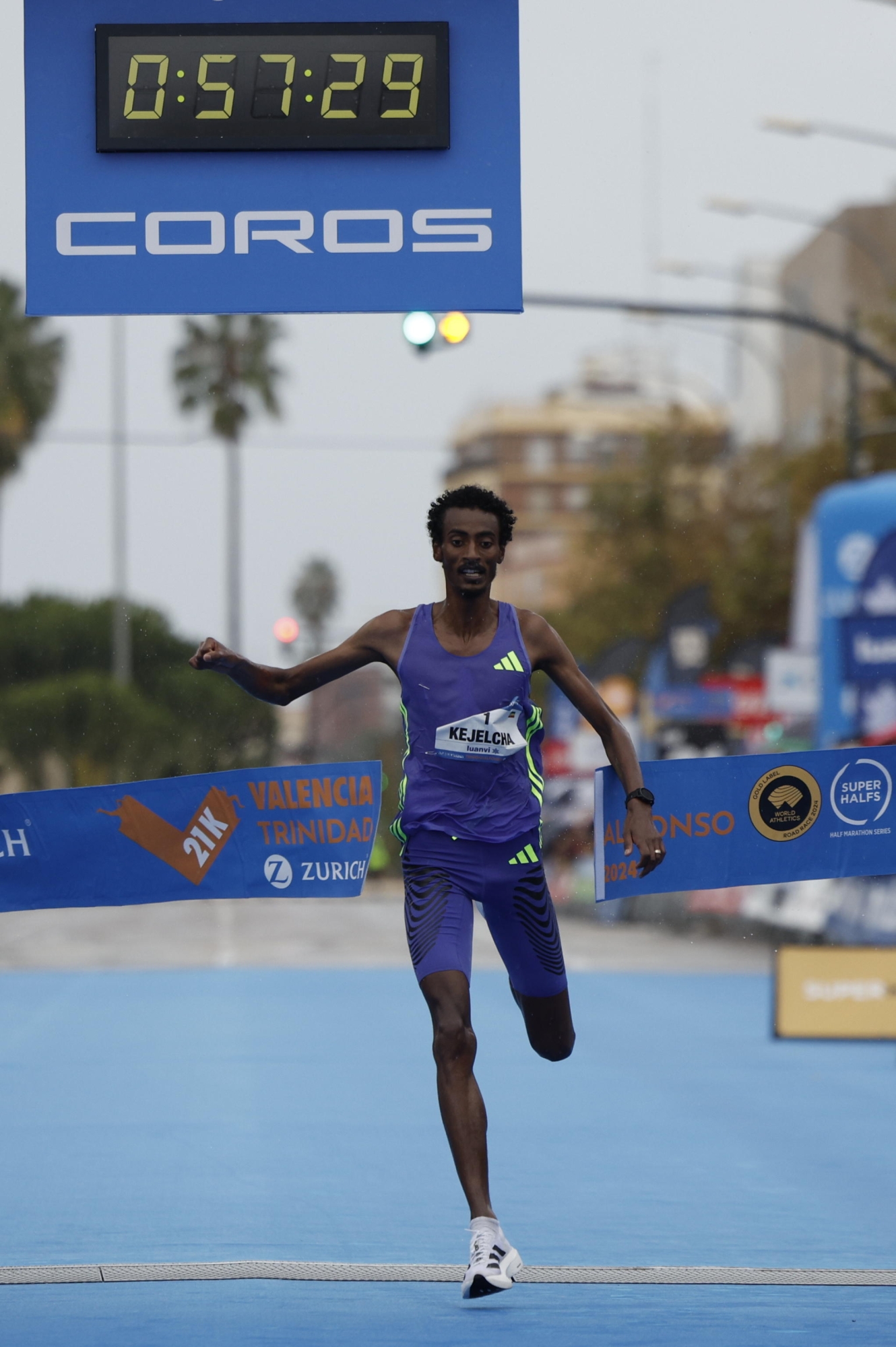 epa11686358 Ethiopian athlete Yomif Kejelcha crosses the finishing line to win the Valencia's Half Marathon held in Valencia, eastern Spain, 27 October 2024. Kejelcha broke a new world record with a time of 57 minutes and 30 seconds in Valencia. EPA/Biel Alino