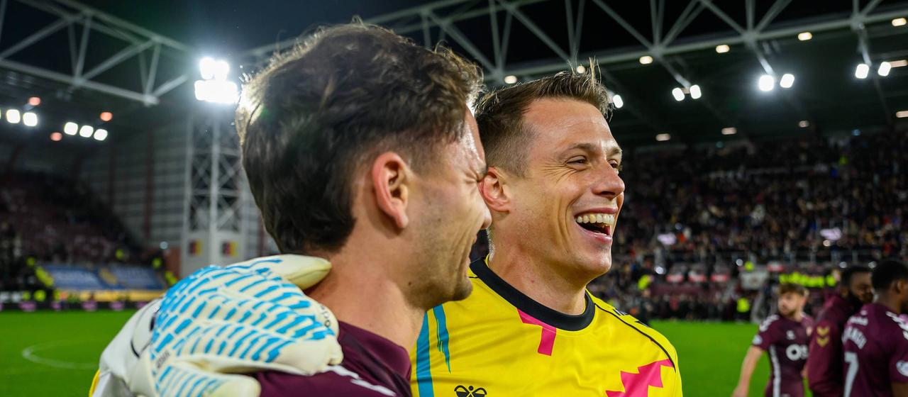 Alexander Schwolow celebrates with Michael Steinwender