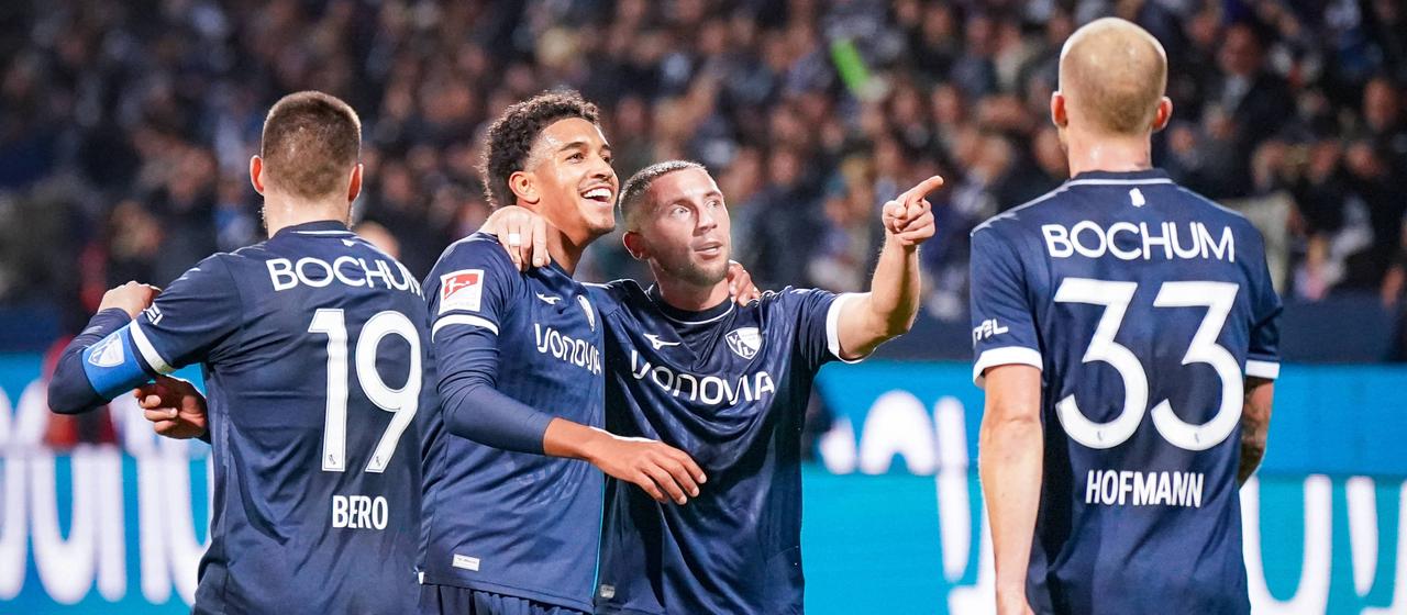 The Bochum team around Francis Onyeka celebrate the goal to make it 2-0