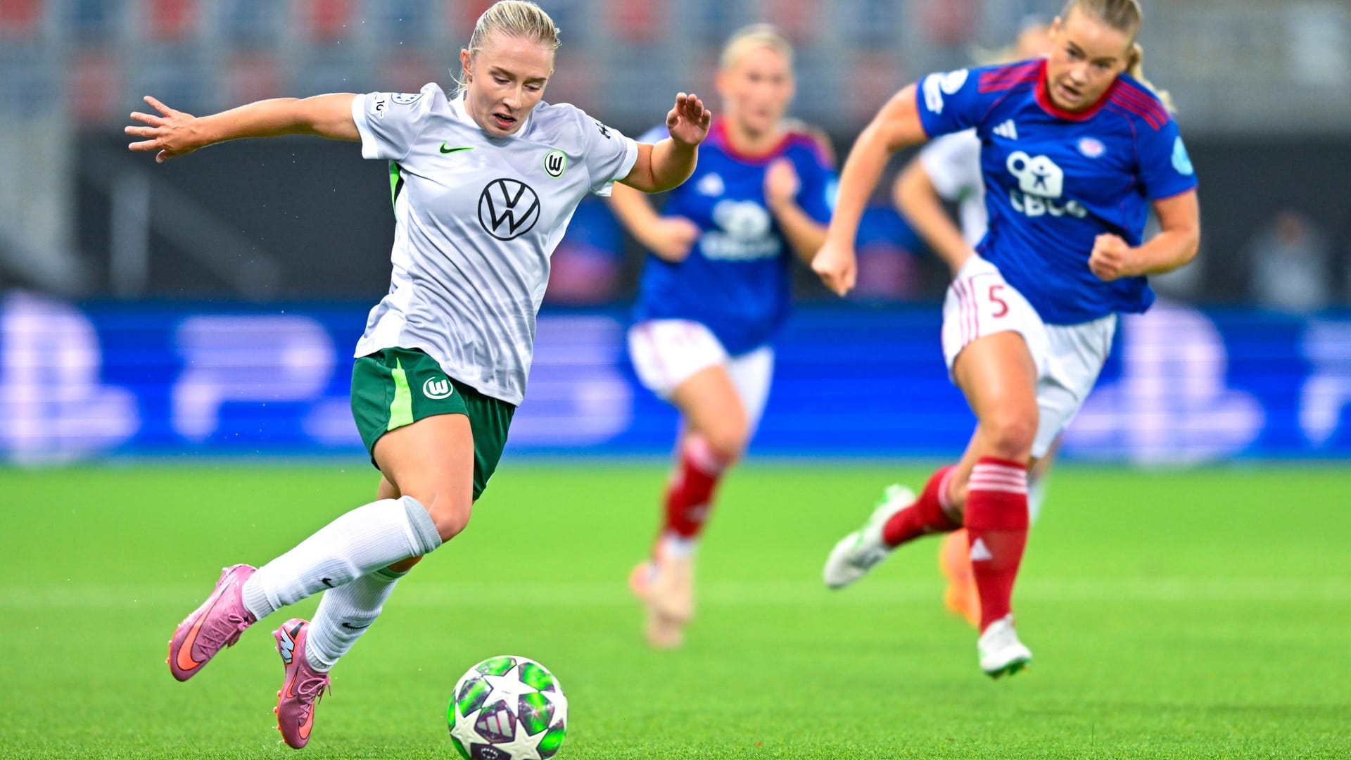 Wolfsburg's Thea Bjelde (left) in the attack against Oslo, Selma Pettersen can't keep up.
