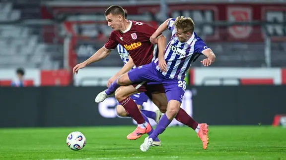 Fridolin Wagner (right) from VfL Osnabrück in the duel with Florian Dietz from SSV Jahn Regensburg 