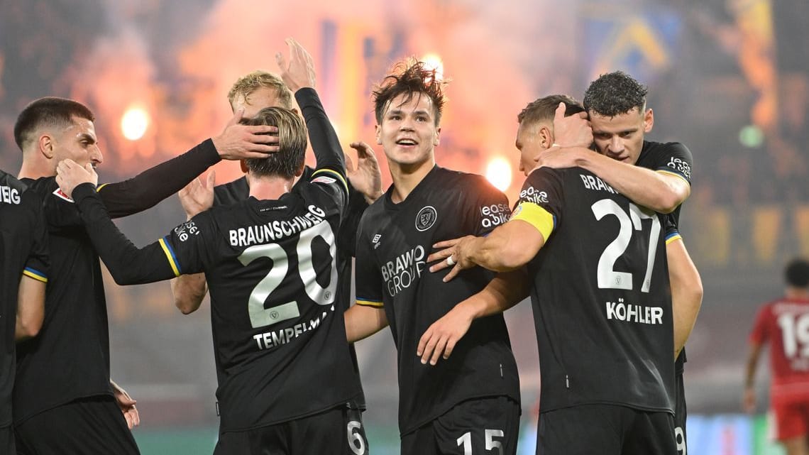 Max Marie (center) celebrates his goal with his teammates: Eintracht stopped the free fall in Düsseldorf.