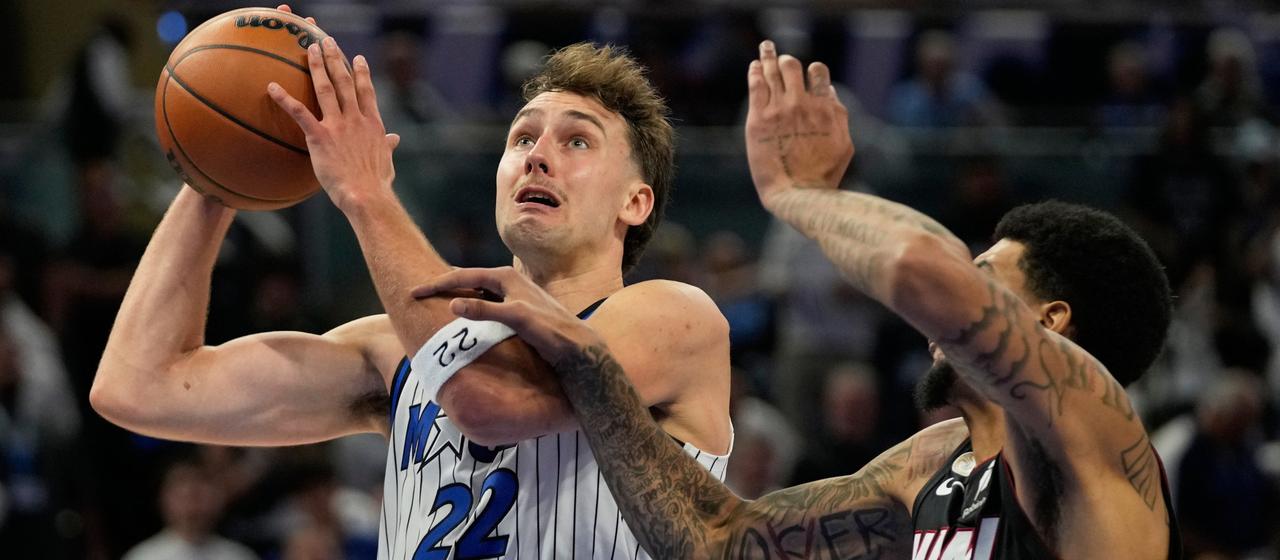 Franz Wagner (l.) from Orlando Magic against Kel'el Ware (Miami Heat)