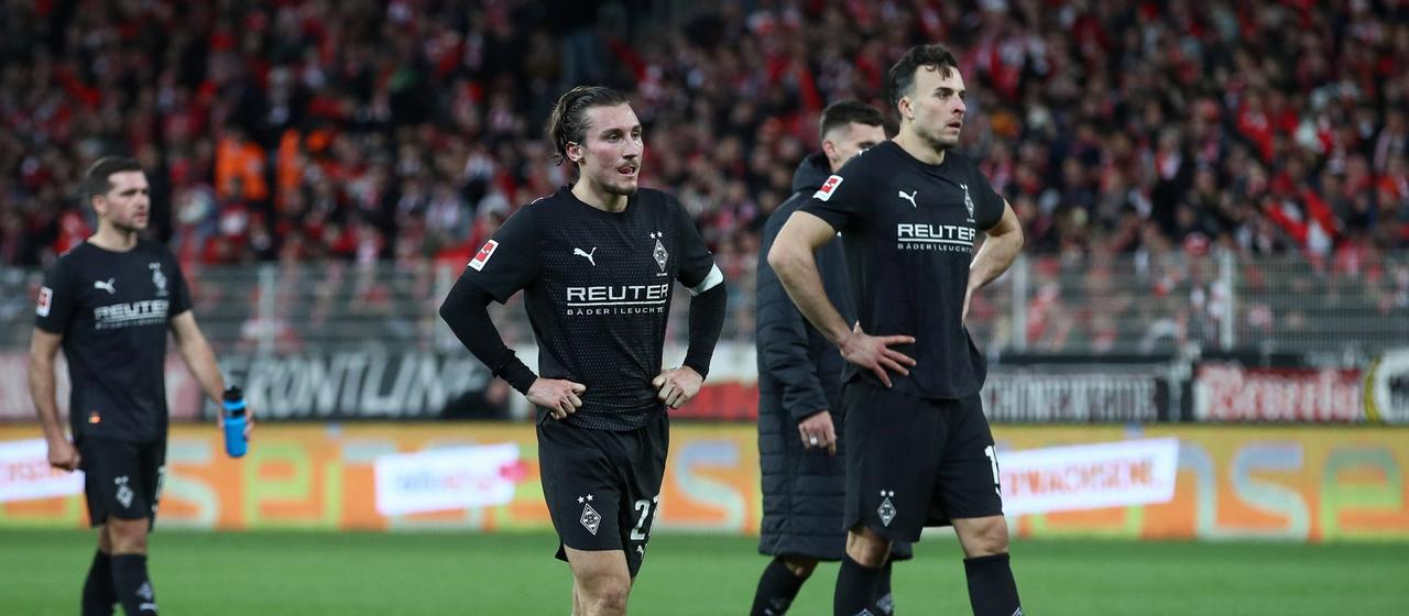 Rocco Reitz (from left) and Haris Tabakovic (from right) leave the pitch disappointed 