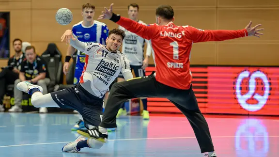 Game scene from the SG Flensburg-Handewitt game at ThSV Eisenach: Marko Grgic throws.