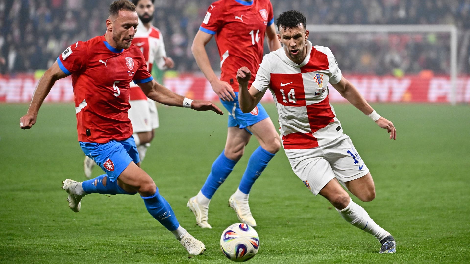 Croatia's Ivan Perišić (r.) in a duel with Czech Vladimir Coufal: The game on Thursday ended 0-0. Croatia's Ivan Perišić (r.) in a duel with Czech Vladimir Coufal: The game on Thursday ended 0-0.