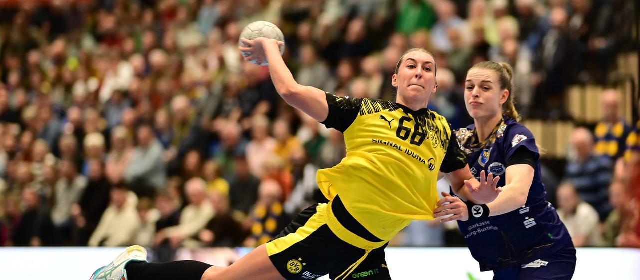 Dana Bleckmann from Borussia Dortmund in a throwing motion against Isabelle Dölle from Buxtehuder SV