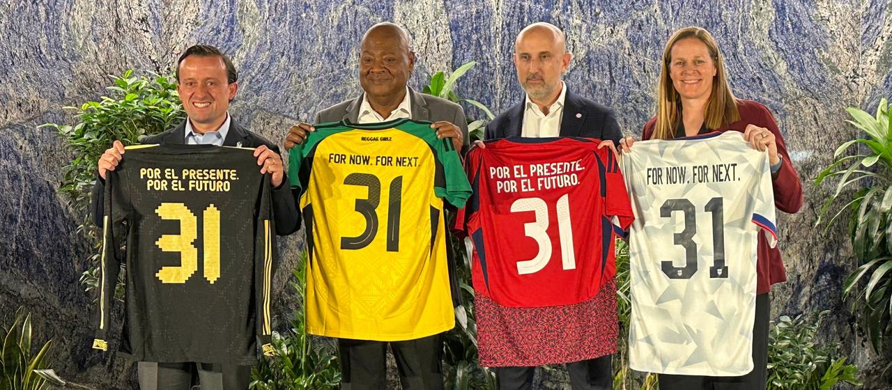 The football association presidents of the countries: Mexico (l.), Jamaica (2nd from left), Costa Rica (2nd from right) and the USA