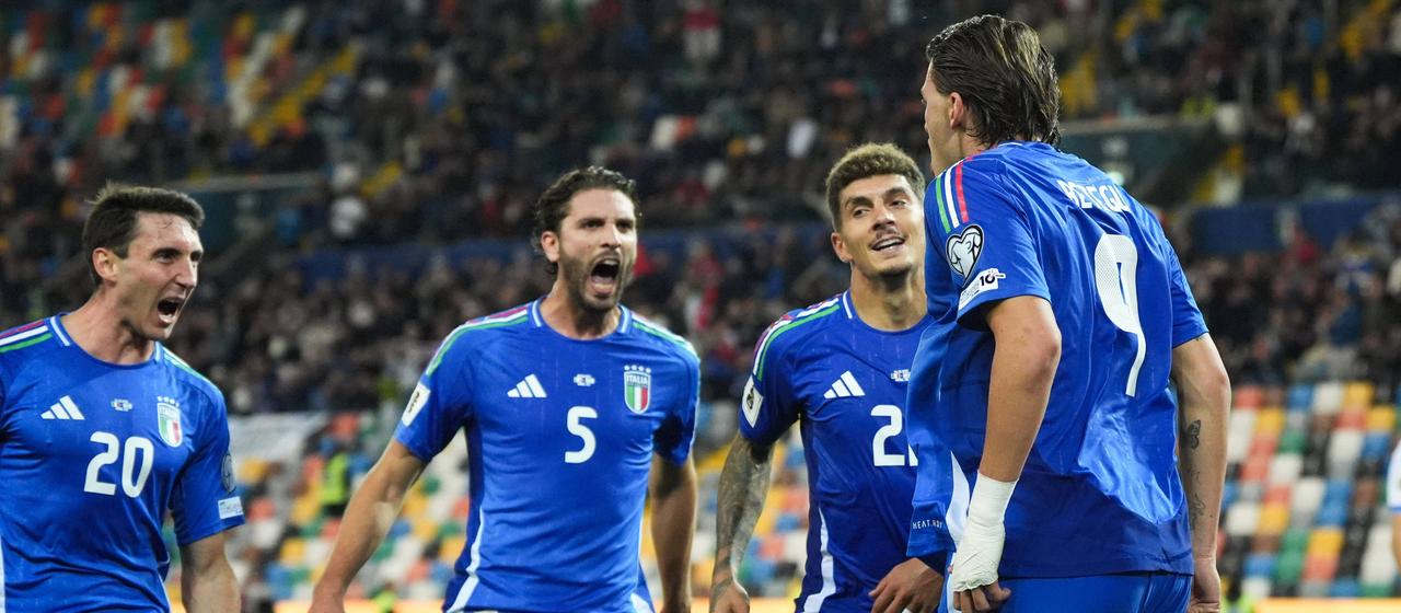 Mateo Retegui celebrates with Manuel Locatelli