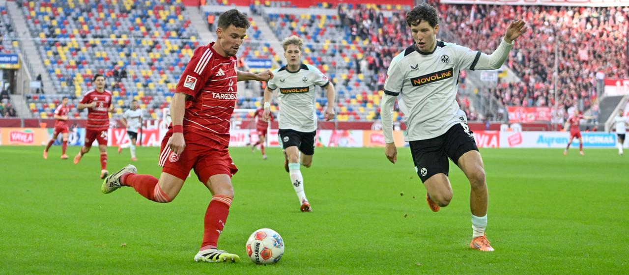 Moritz Heyer (l.) and Leon Robinson fight for the ball.